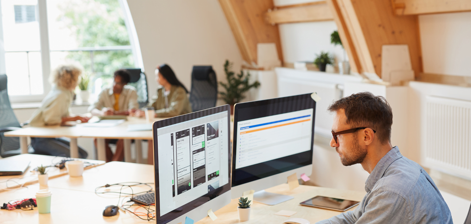 Ondernemer aan het werk op zijn op maat gemaakte zakelijke pc